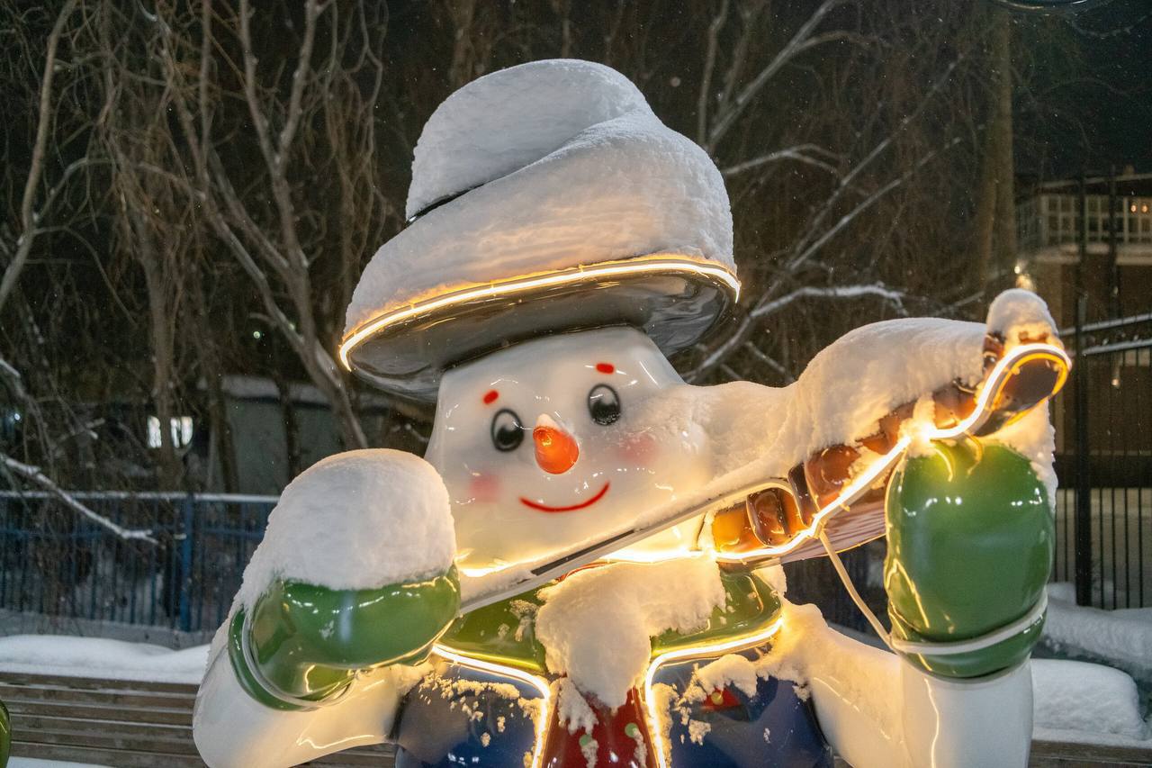 В Салехарде у библиотеки «Наследие» появились снеговики-музыканты В Салехарде у библиотеки «Наследие» появились снеговики-музыканты