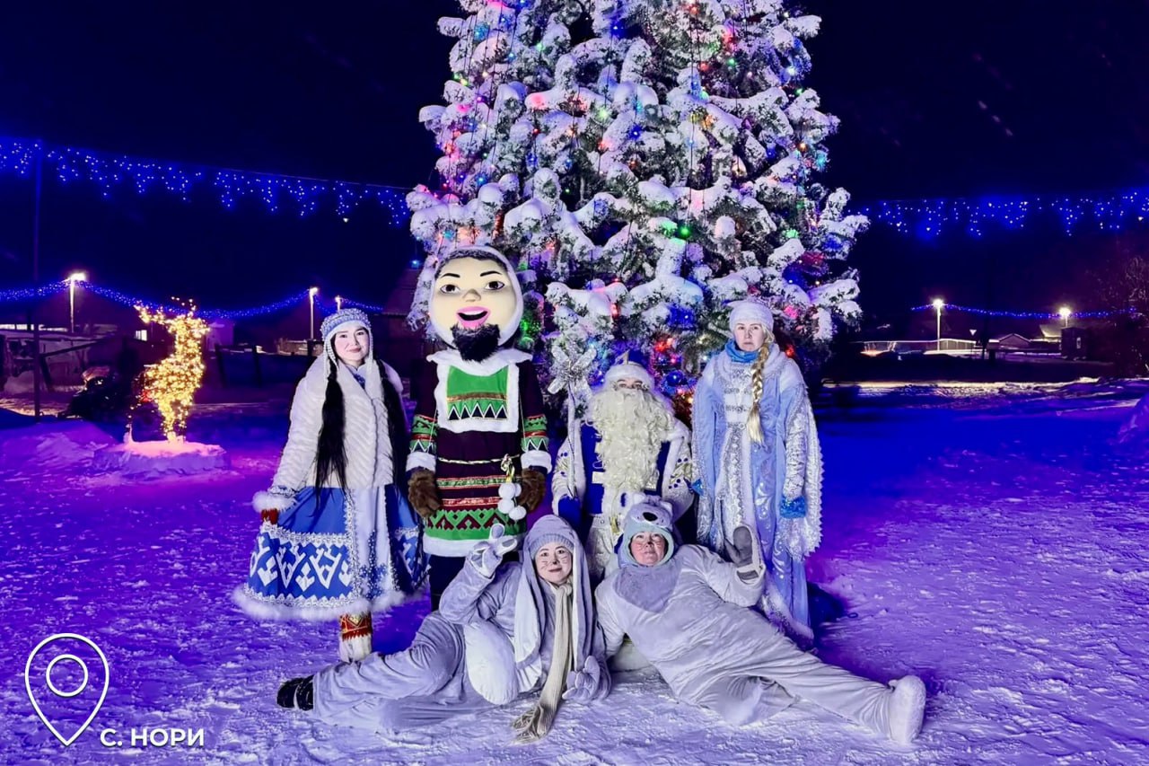 Раз, два, три! Ёлочка, гори! Раз, два, три! Ёлочка, гори!