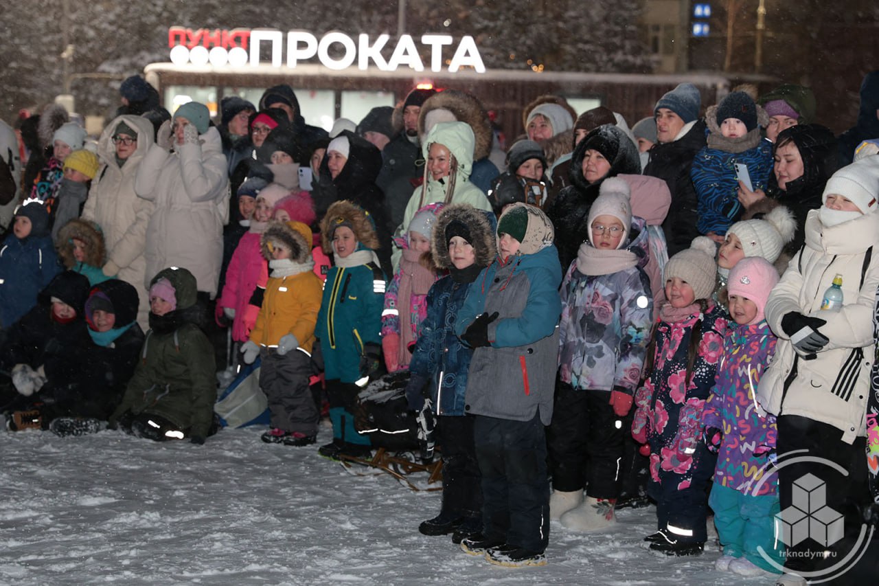 Раз, два, три! Ёлочка, гори! Раз, два, три! Ёлочка, гори!