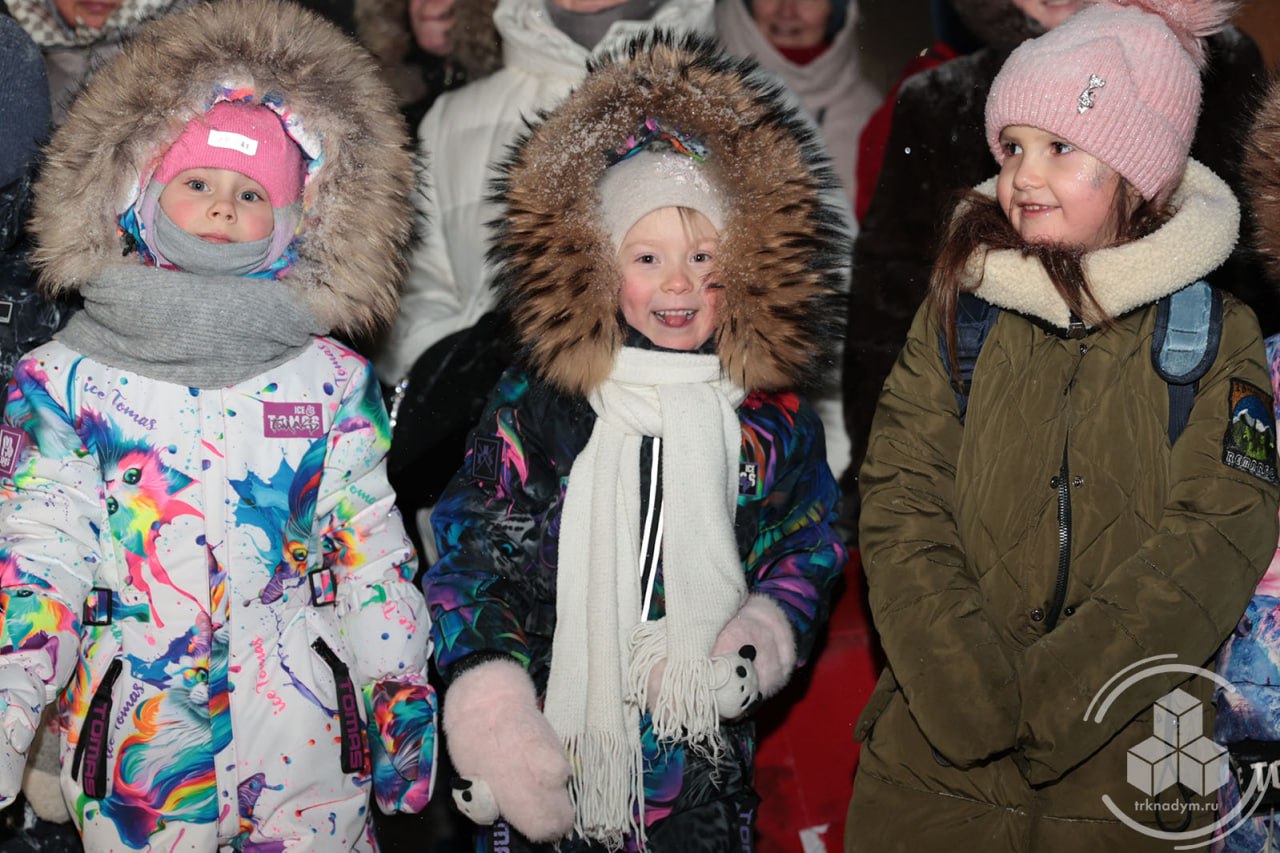 Раз, два, три! Ёлочка, гори! Раз, два, три! Ёлочка, гори!