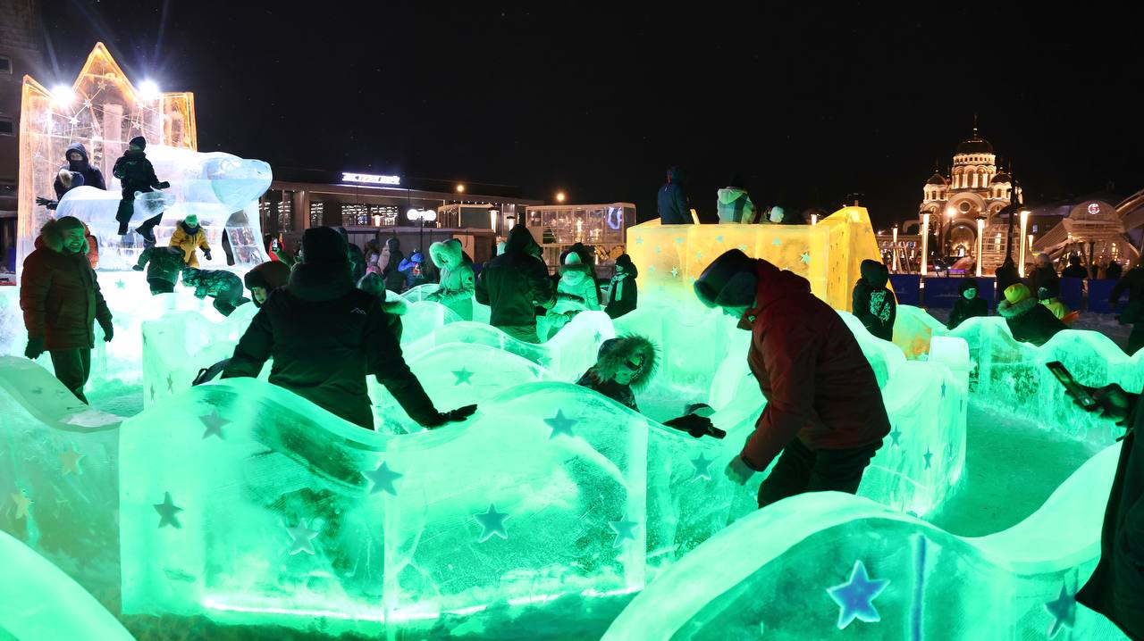 В Салехарде накануне зажгли главную новогоднюю елку Ямала В Салехарде накануне зажгли главную новогоднюю елку Ямала