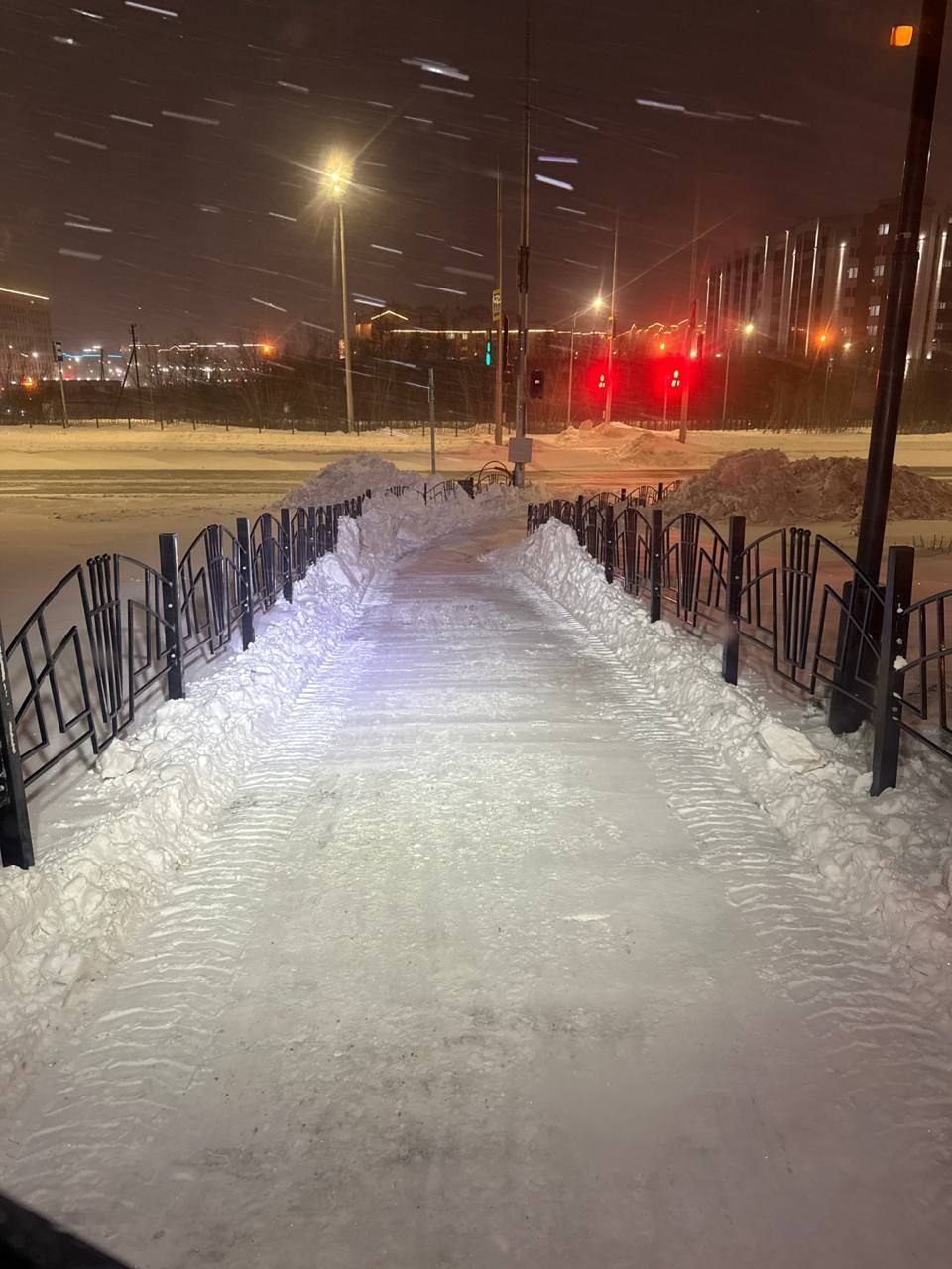 Всю ночь дорожники устраняли последствия метели: Всю ночь дорожники устраняли последствия метели: