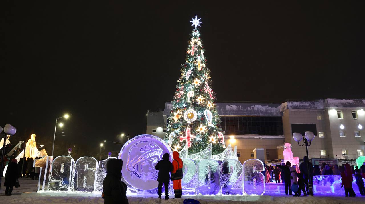 В Салехарде накануне зажгли главную новогоднюю елку Ямала В Салехарде накануне зажгли главную новогоднюю елку Ямала