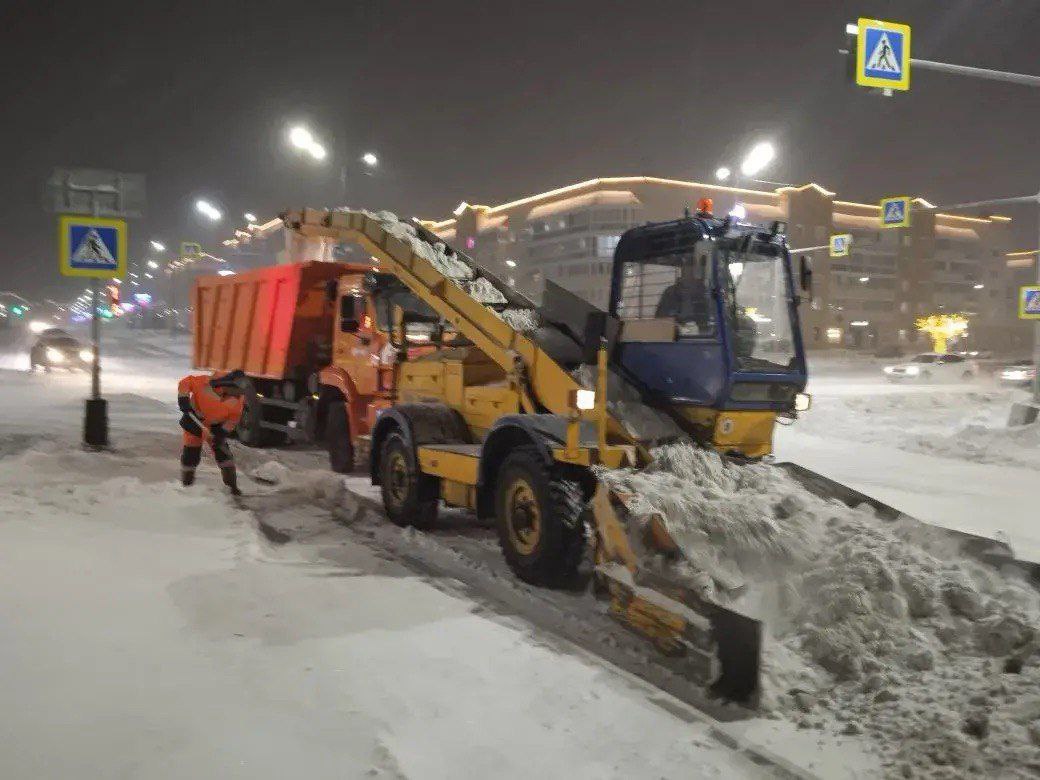 Всю ночь дорожники устраняли последствия метели: Всю ночь дорожники устраняли последствия метели:
