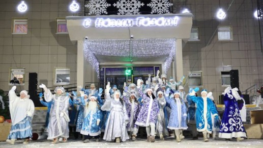 В Салехарде накануне зажгли главную новогоднюю елку Ямала