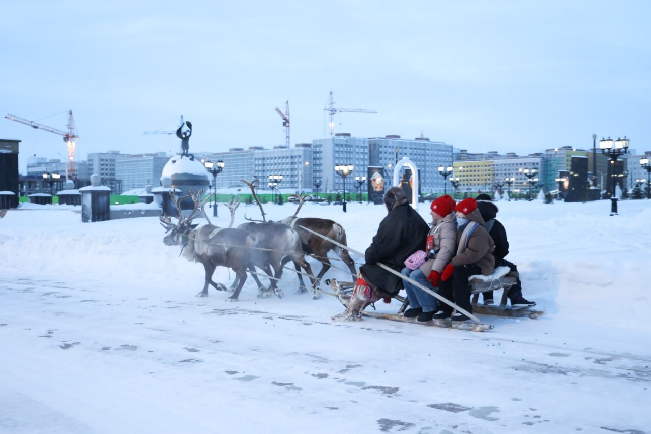Сказка началась: Губернаторская ёлка собрала 300 лучших школьников в Салехарде Сказка началась: Губернаторская ёлка собрала 300 лучших школьников в Салехарде