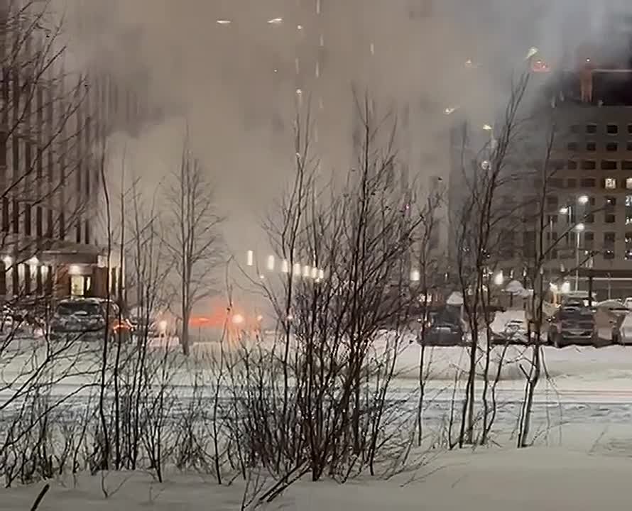 В Новом Уренгое загорелся автомобиль в мкр