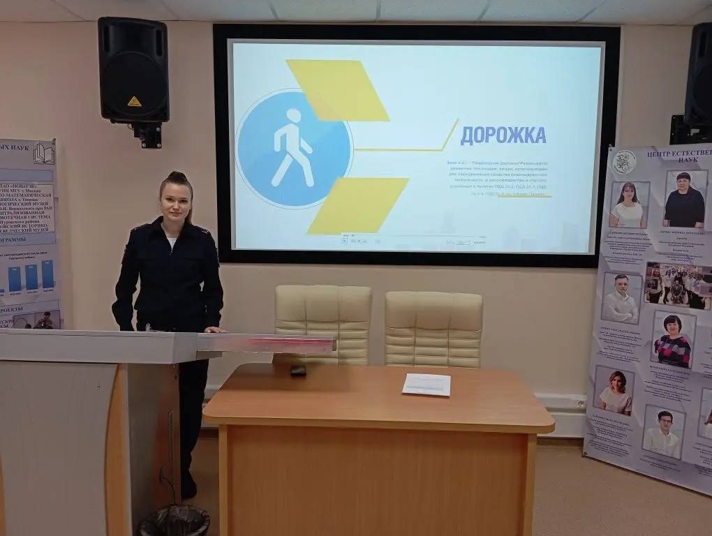 Пуровские автоинспекторы провели тематический час «Безопасный путь – гарантия жизни» Пуровские автоинспекторы провели тематический час «Безопасный путь – гарантия жизни»