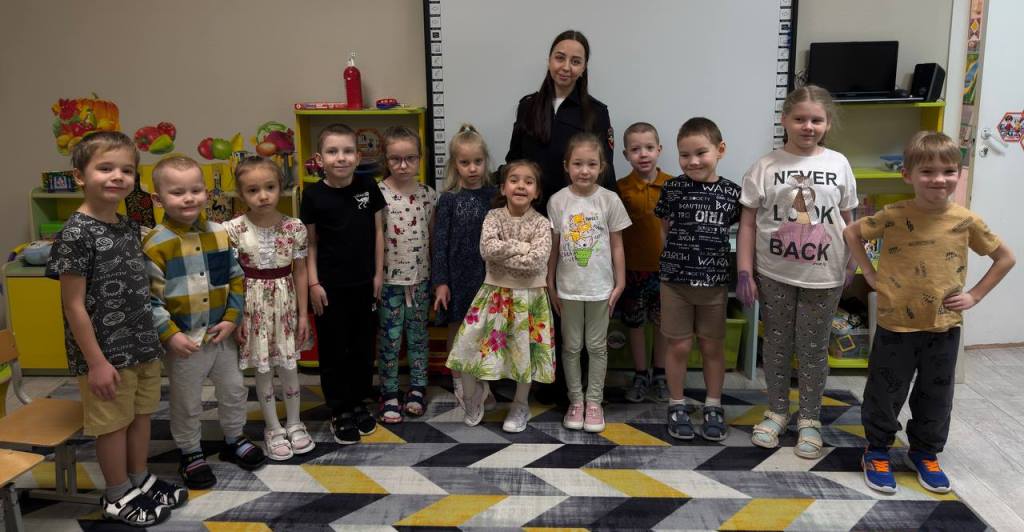 В Тарко-Сале автоинспекторы провели викторину на тему дорожной безопасности с воспитанниками детского сада «Василёк»