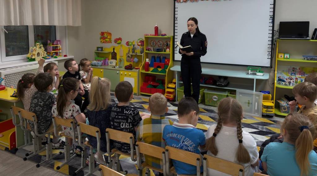 В Тарко-Сале автоинспекторы провели викторину на тему дорожной безопасности с воспитанниками детского сада «Василёк» В Тарко-Сале автоинспекторы провели викторину на тему дорожной безопасности с воспитанниками детского сада «Василёк»