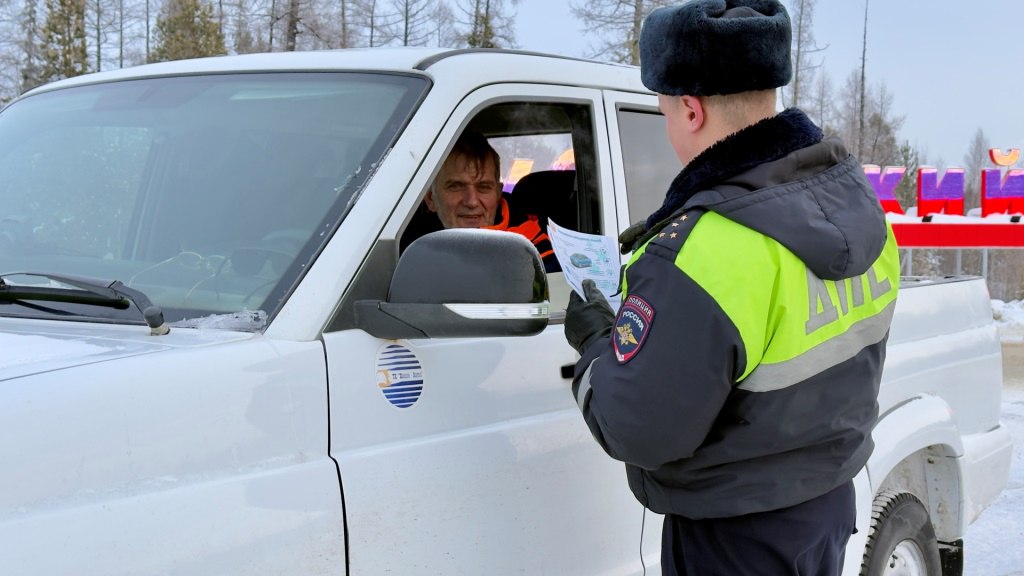 На трассе Сургут-Салехард Губкинские автоинспекторы провели акцию для отпускников «Зимняя дорога требует подготовки»