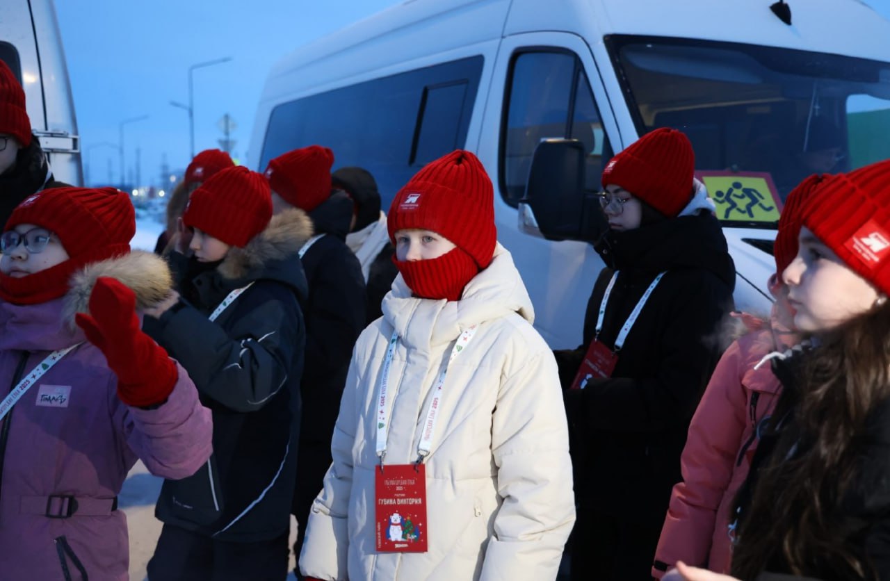 Сказка началась: Губернаторская ёлка собрала 300 лучших школьников в Салехарде Сказка началась: Губернаторская ёлка собрала 300 лучших школьников в Салехарде