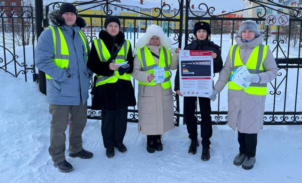 Пуровские автоинспекторы вместе с активными родителями организовали акцию «Родительский патруль» Пуровские автоинспекторы вместе с активными родителями организовали акцию «Родительский патруль»