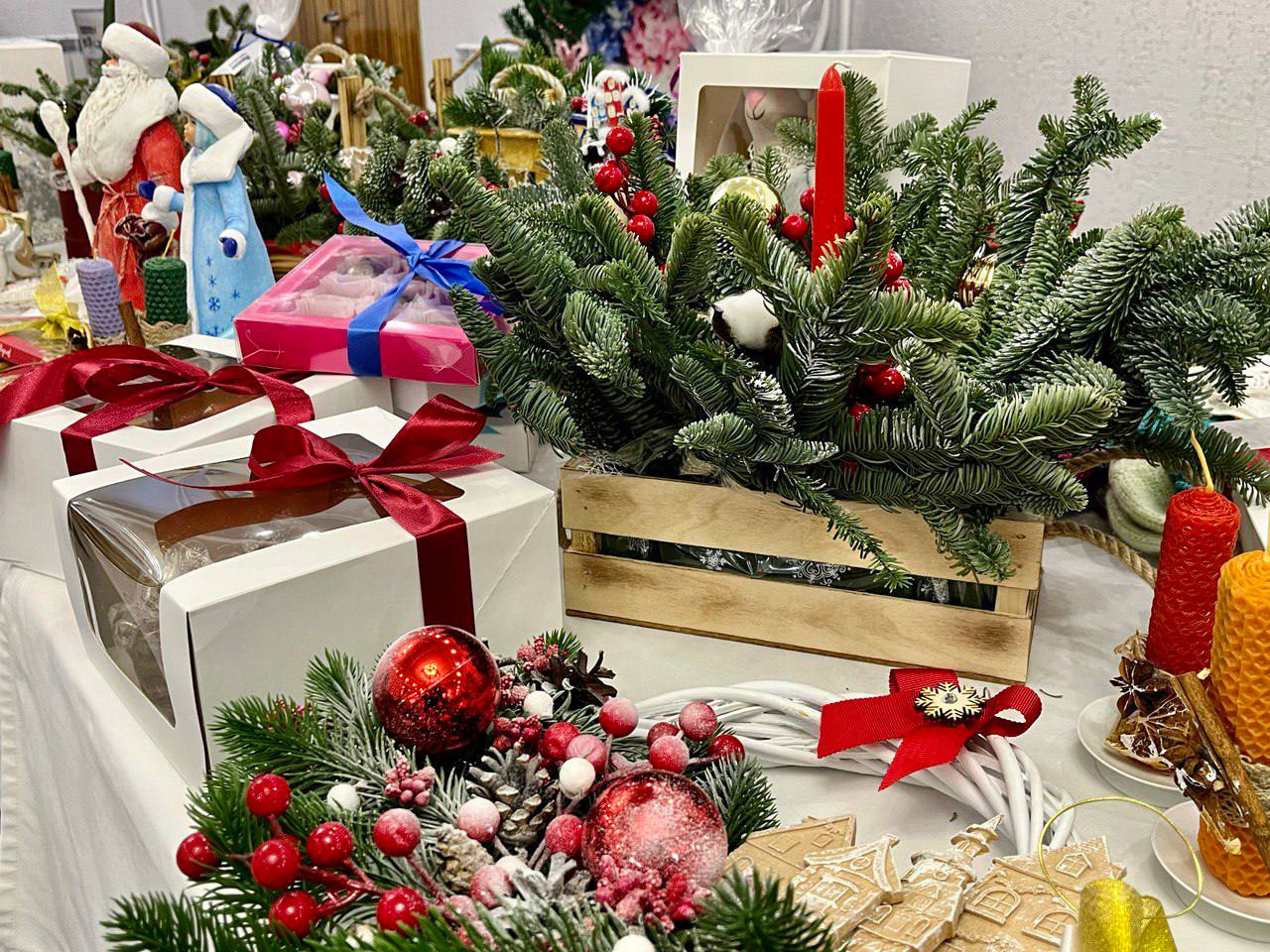 Яркие композиции из нобилиса, разноцветные пряники и конфеты, ёлочные игрушки и свечи Яркие композиции из нобилиса, разноцветные пряники и конфеты, ёлочные игрушки и свечи