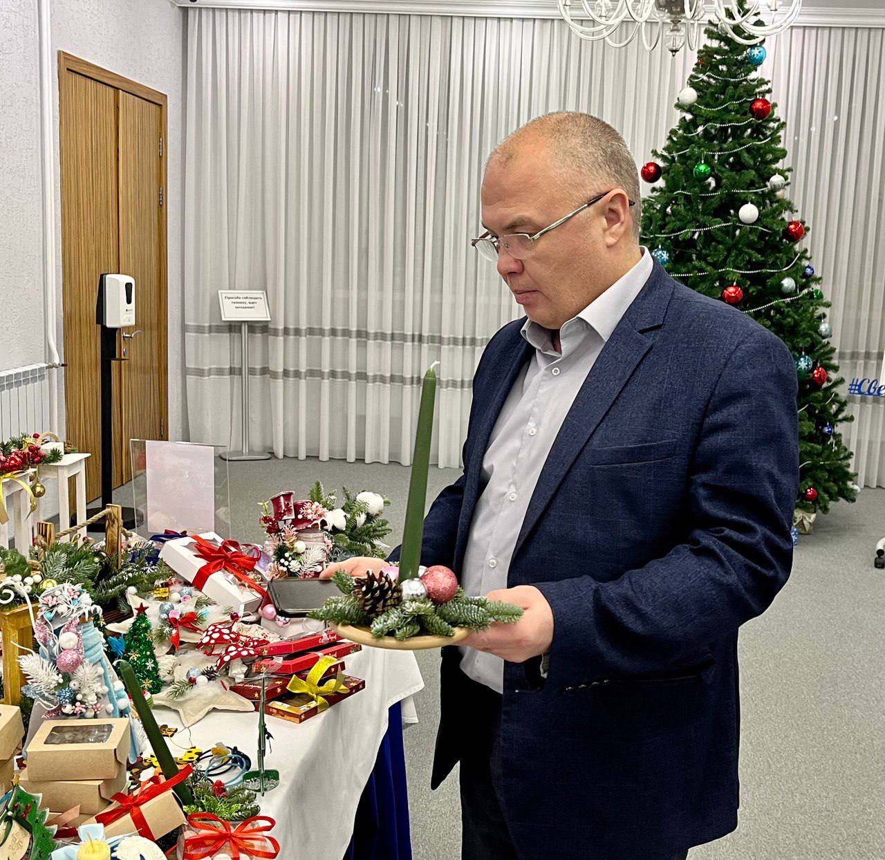 Яркие композиции из нобилиса, разноцветные пряники и конфеты, ёлочные игрушки и свечи Яркие композиции из нобилиса, разноцветные пряники и конфеты, ёлочные игрушки и свечи