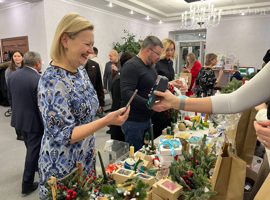 Яркие композиции из нобилиса, разноцветные пряники и конфеты, ёлочные игрушки и свечи