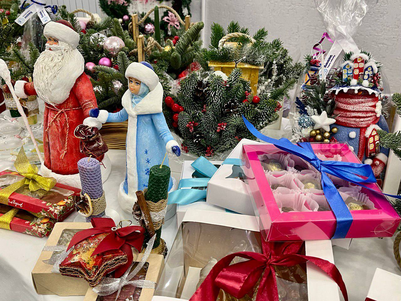 Яркие композиции из нобилиса, разноцветные пряники и конфеты, ёлочные игрушки и свечи Яркие композиции из нобилиса, разноцветные пряники и конфеты, ёлочные игрушки и свечи