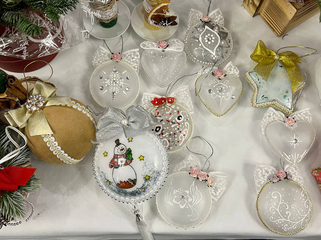 Яркие композиции из нобилиса, разноцветные пряники и конфеты, ёлочные игрушки и свечи Яркие композиции из нобилиса, разноцветные пряники и конфеты, ёлочные игрушки и свечи