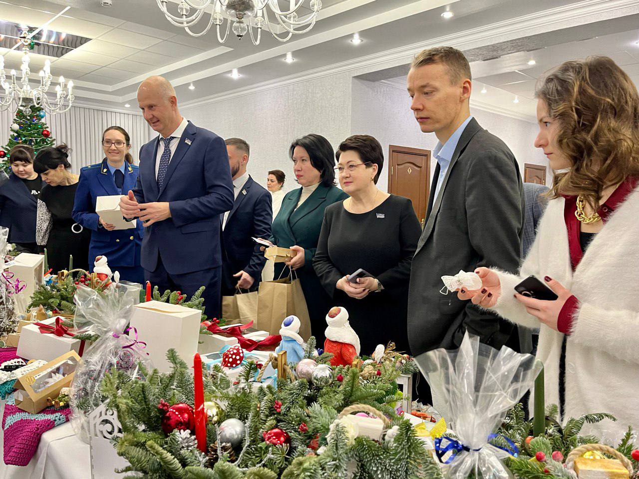 Яркие композиции из нобилиса, разноцветные пряники и конфеты, ёлочные игрушки и свечи Яркие композиции из нобилиса, разноцветные пряники и конфеты, ёлочные игрушки и свечи