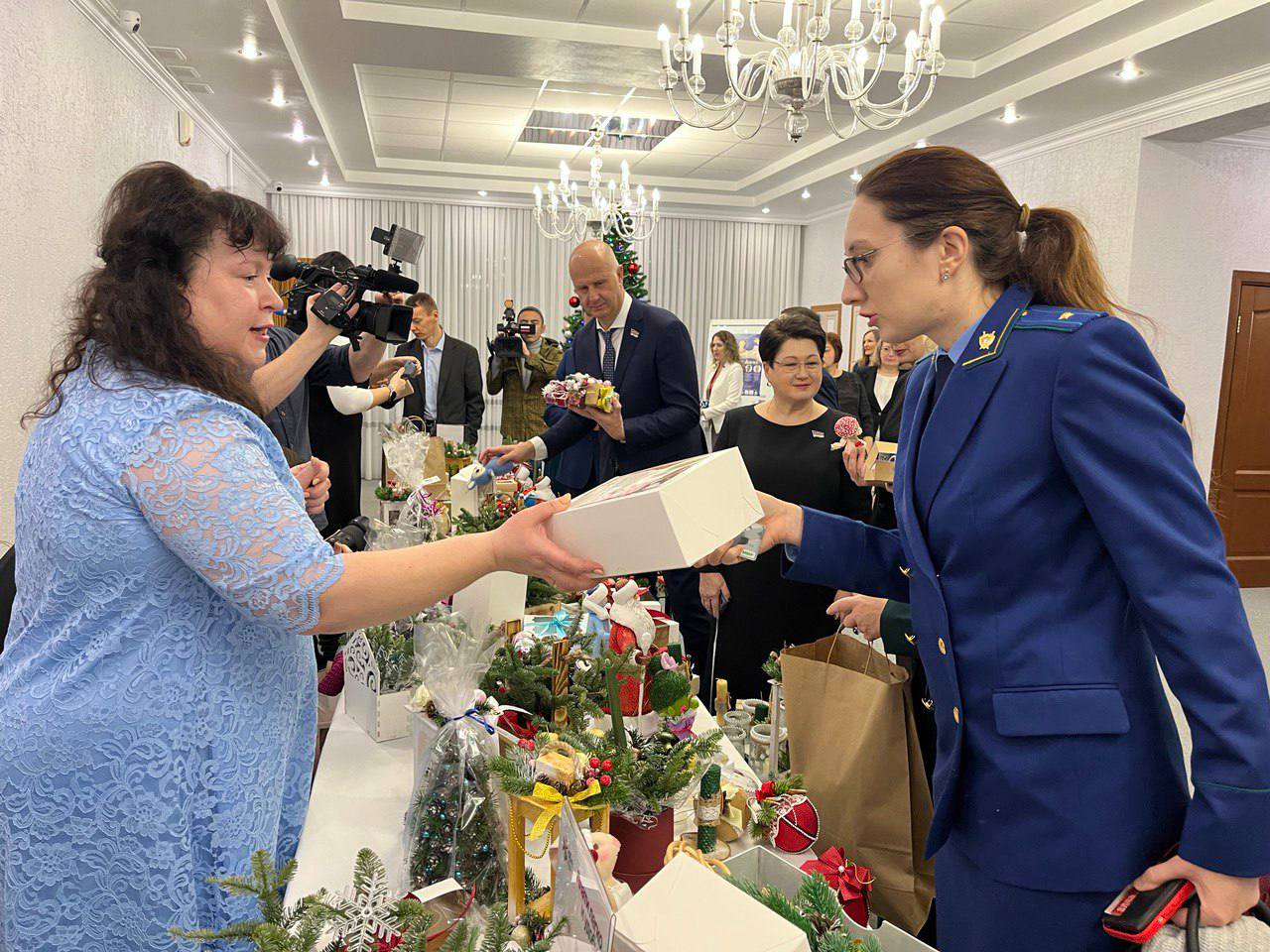 Яркие композиции из нобилиса, разноцветные пряники и конфеты, ёлочные игрушки и свечи Яркие композиции из нобилиса, разноцветные пряники и конфеты, ёлочные игрушки и свечи