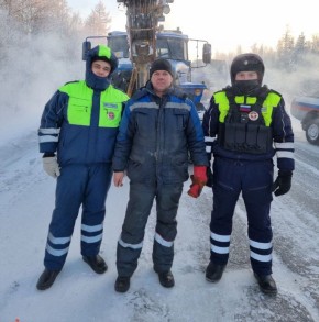 Ноябрьские автоинспекторы ДПС помогли водителю