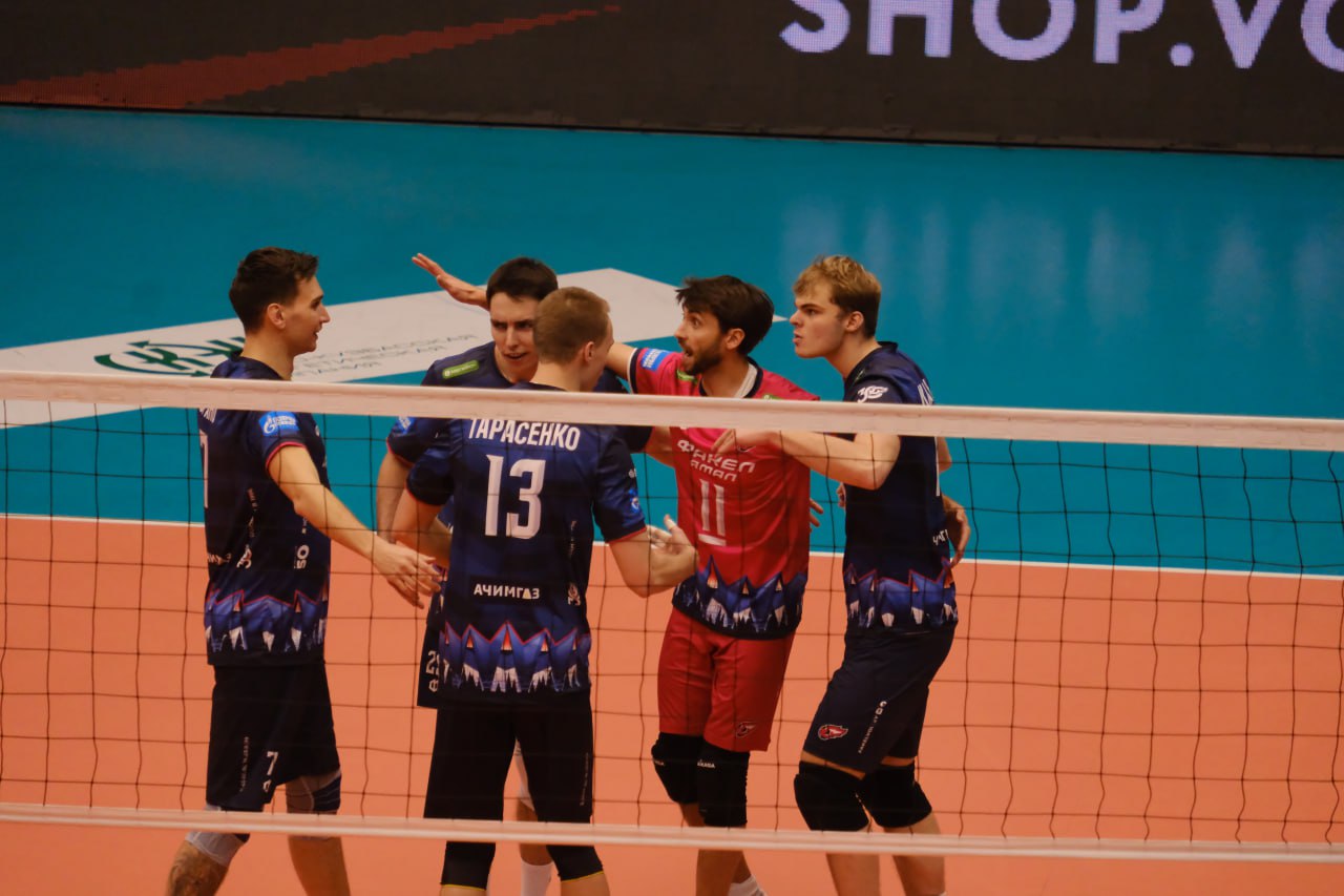 Наши нервы были натянуты, словно волейбольная сетка Наши нервы были натянуты, словно волейбольная сетка