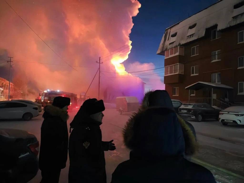 Организована проверка по факту пожара в жилом доме в Тарко-Сале