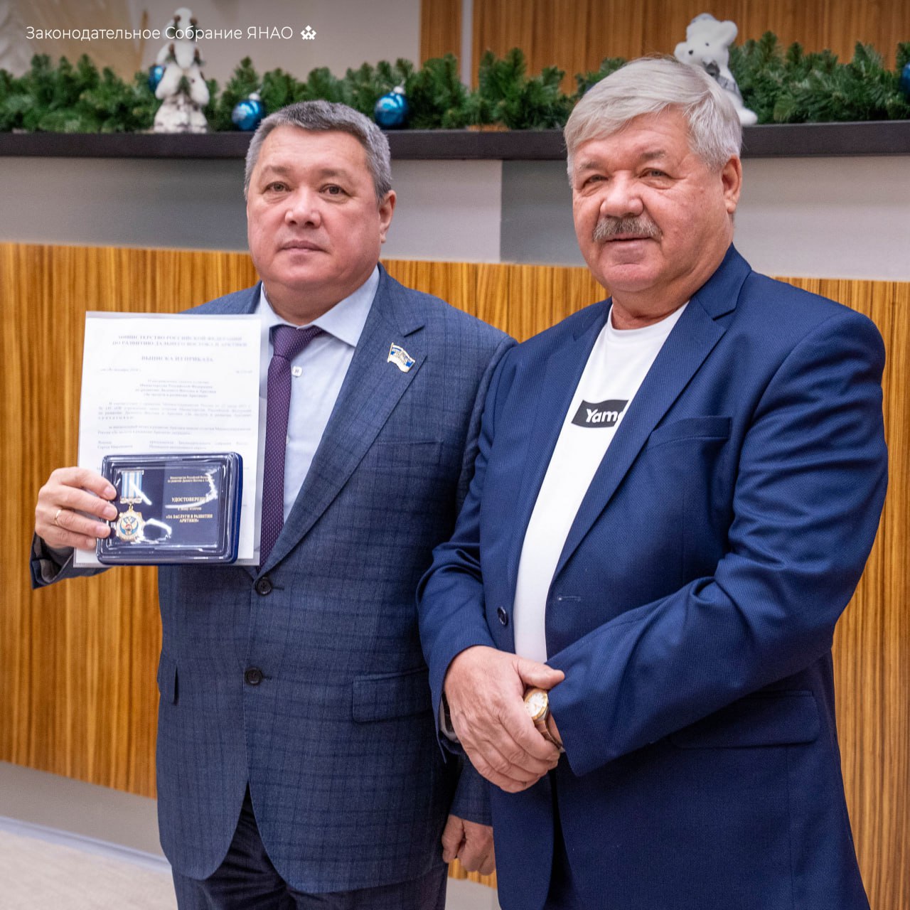 Первый губернатор ЯНАО Юрий Неёлов вручил председателю парламента Сергею Ямкину знак отличия «За заслуги в развитии Арктики»