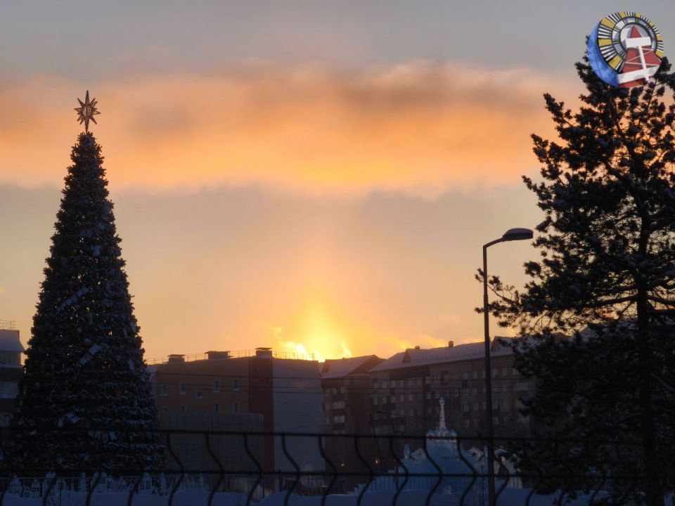 В зимнем небе Ноябрьска мороз и солнце творят необыкновенные картины