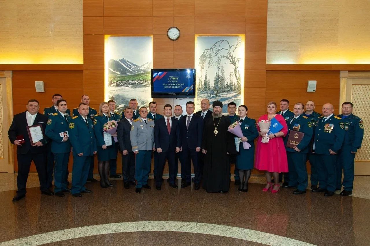 Особые, профессиональные поздравления в этот день прозвучали от начальника Главного управления МЧС России по Ямало-Ненецкому автономному округу Олега Гилёва