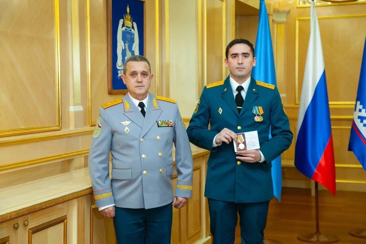 Особые, профессиональные поздравления в этот день прозвучали от начальника Главного управления МЧС России по Ямало-Ненецкому автономному округу Олега Гилёва Особые, профессиональные поздравления в этот день прозвучали от начальника Главного управления МЧС России по Ямало-Ненецкому автономному округу Олега Гилёва