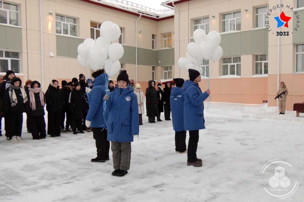 Память героя СВО Михаила Долгова увековечили в Заполярном Память героя СВО Михаила Долгова увековечили в Заполярном