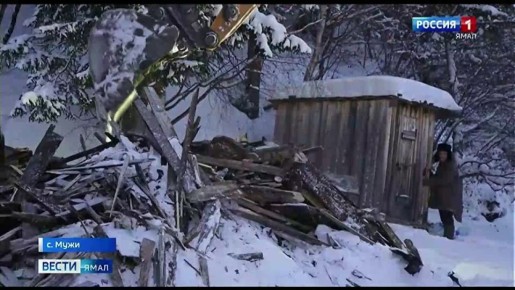 На берегу райцентра Мужи расчищают территорию от заброшенных избушек и старых лодочных гаражей