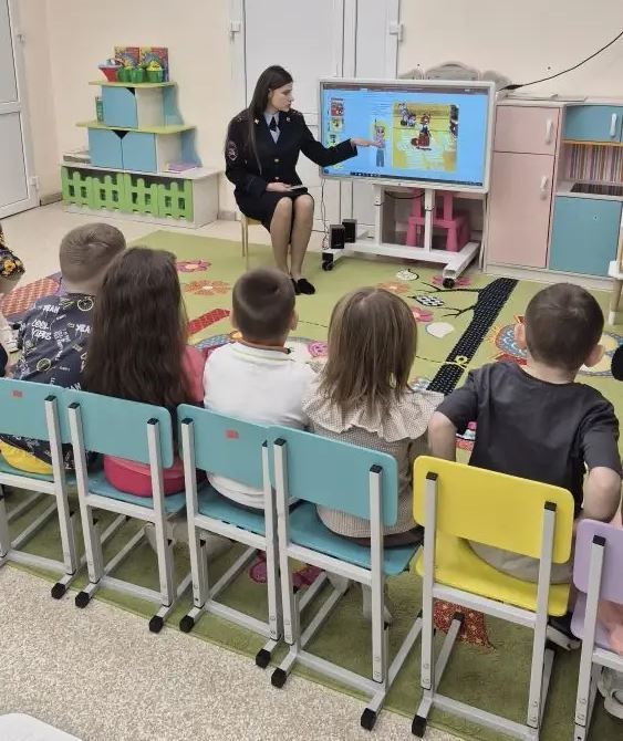 Госавтоинспекция провела викторину по ПДД в детском саду города Салехарда