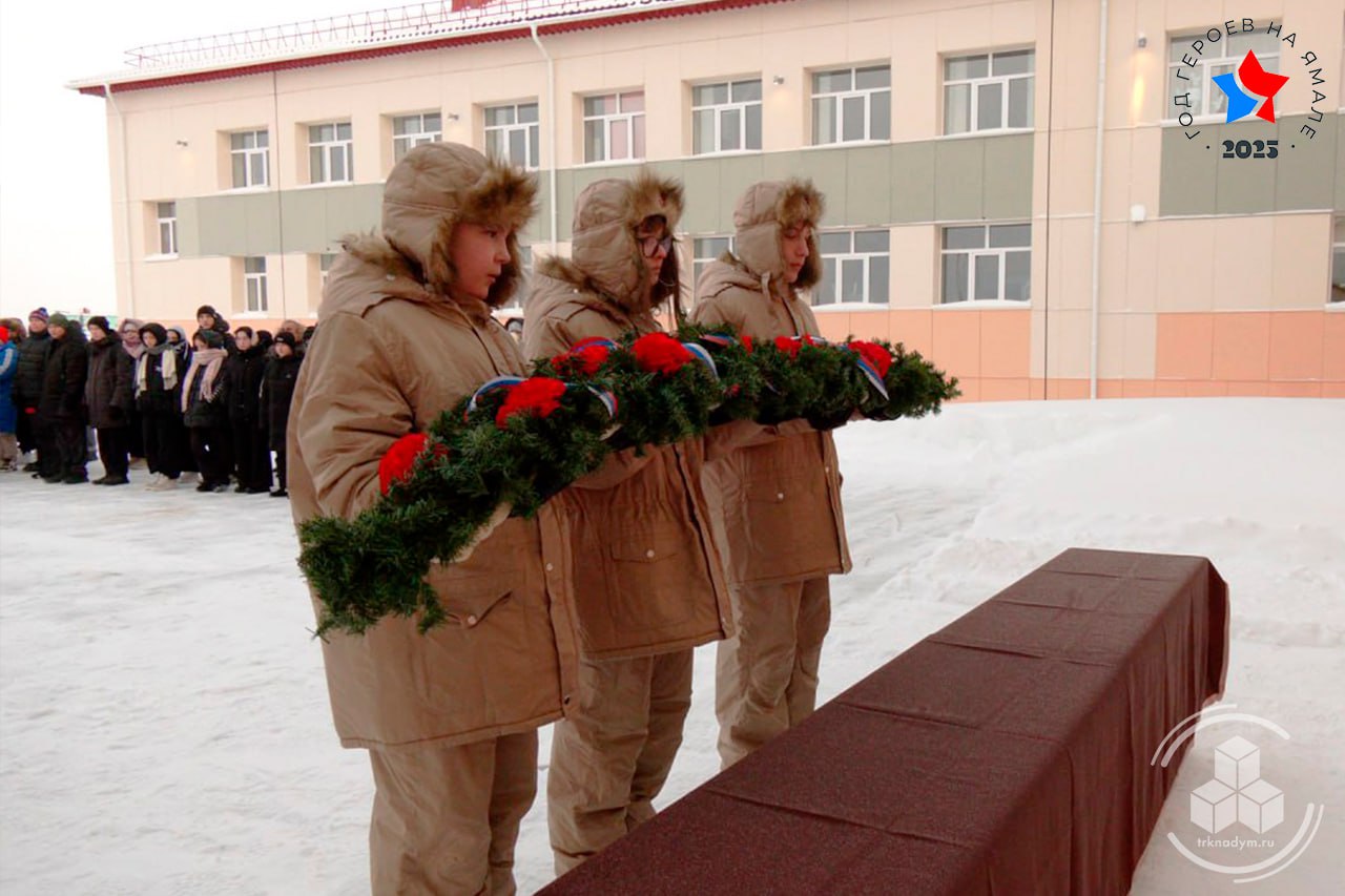 Память героя СВО Михаила Долгова увековечили в Заполярном Память героя СВО Михаила Долгова увековечили в Заполярном