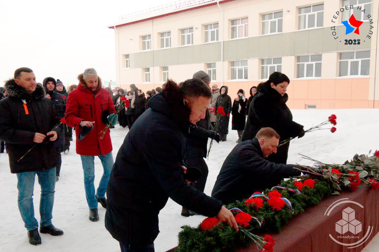 Память героя СВО Михаила Долгова увековечили в Заполярном Память героя СВО Михаила Долгова увековечили в Заполярном
