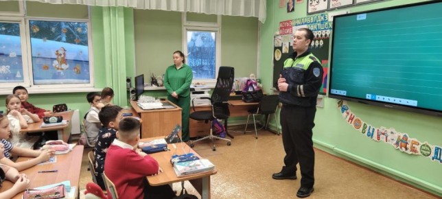 Ноябрьские автоинспекторы напоминают школьникам о безопасности на дороге в зимний период