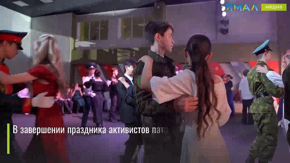 Закружились в ритме вальса
