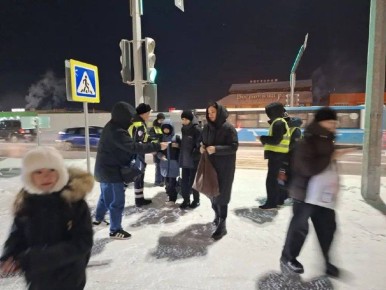 В Новом Уренгое автоинспекторы провели проверку ношения световозвращающих элементов у школьников «Арктического лицея»