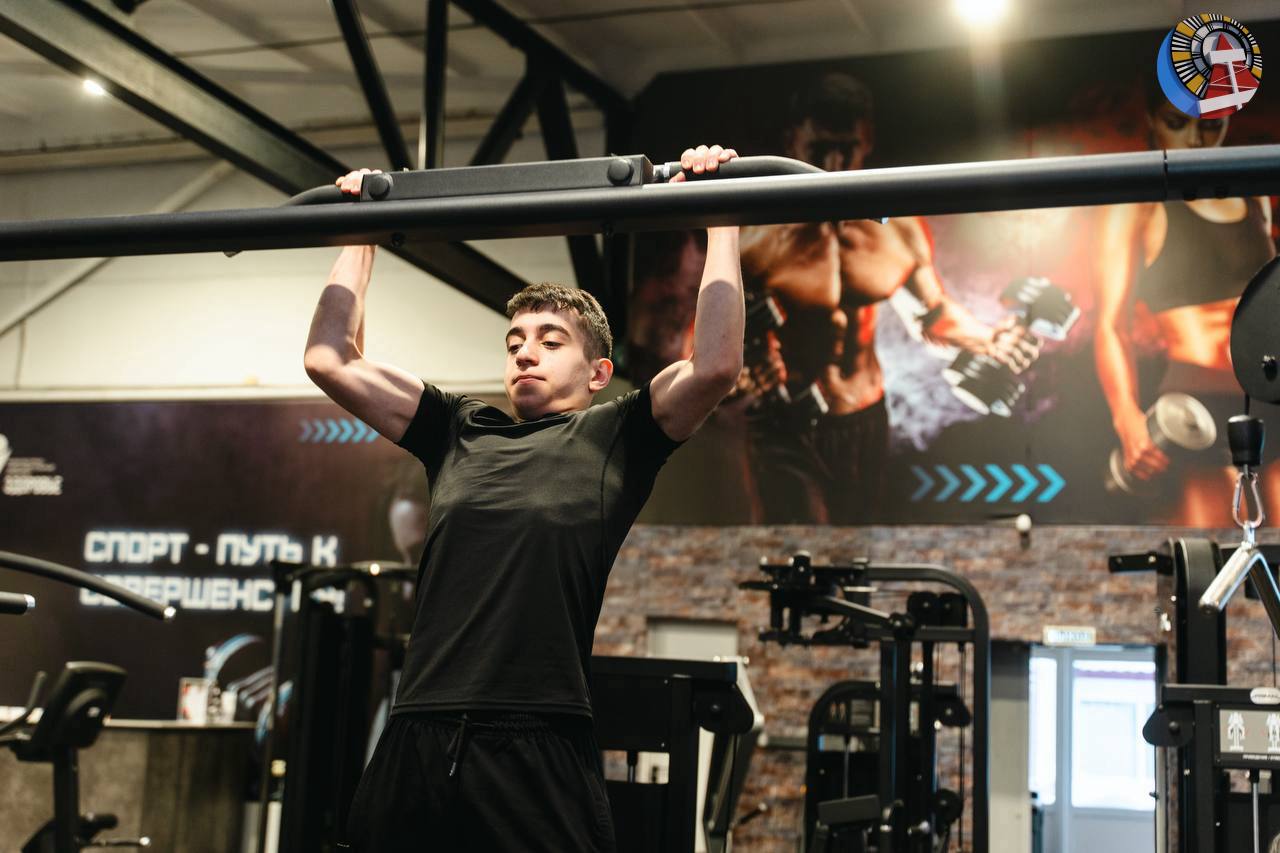 Сегодня ноябряне - посетители тренажерного зала физкультурно-оздоровительного комплекса «Здоровье» соревновались в выполнении подтягивания из виса Сегодня ноябряне - посетители тренажерного зала физкультурно-оздоровительного комплекса «Здоровье» соревновались в выполнении подтягивания из виса