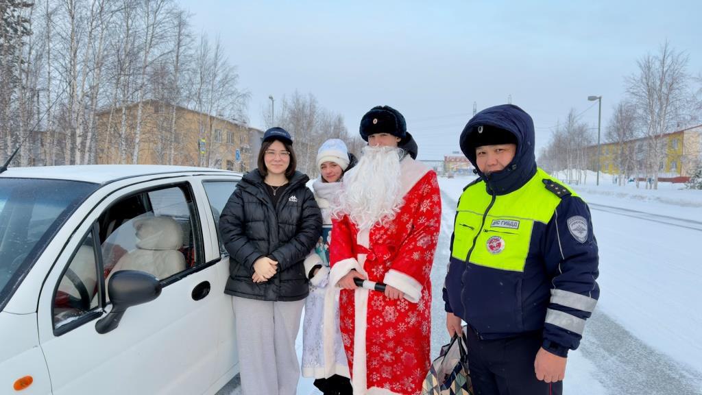 «Полицейский Дед Мороз» вышел на дороги Губкинского: акция по безопасности с новогодним настроением «Полицейский Дед Мороз» вышел на дороги Губкинского: акция по безопасности с новогодним настроением