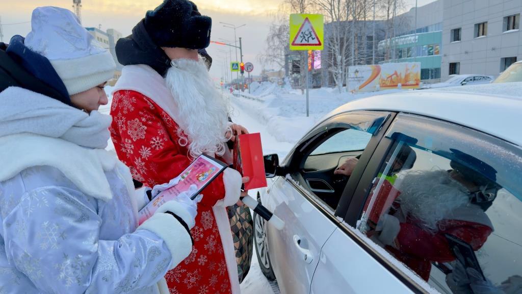 «Полицейский Дед Мороз» вышел на дороги Губкинского: акция по безопасности с новогодним настроением «Полицейский Дед Мороз» вышел на дороги Губкинского: акция по безопасности с новогодним настроением