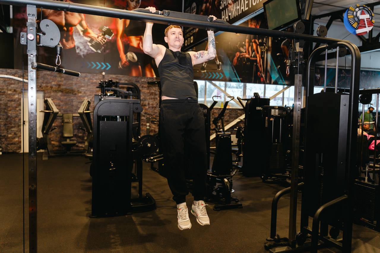 Сегодня ноябряне - посетители тренажерного зала физкультурно-оздоровительного комплекса «Здоровье» соревновались в выполнении подтягивания из виса Сегодня ноябряне - посетители тренажерного зала физкультурно-оздоровительного комплекса «Здоровье» соревновались в выполнении подтягивания из виса