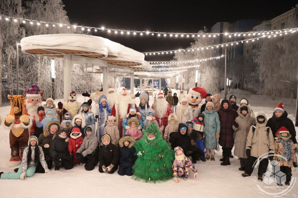 Надым сегодня пережил нашествие Дедов Морозов и Снегурочек