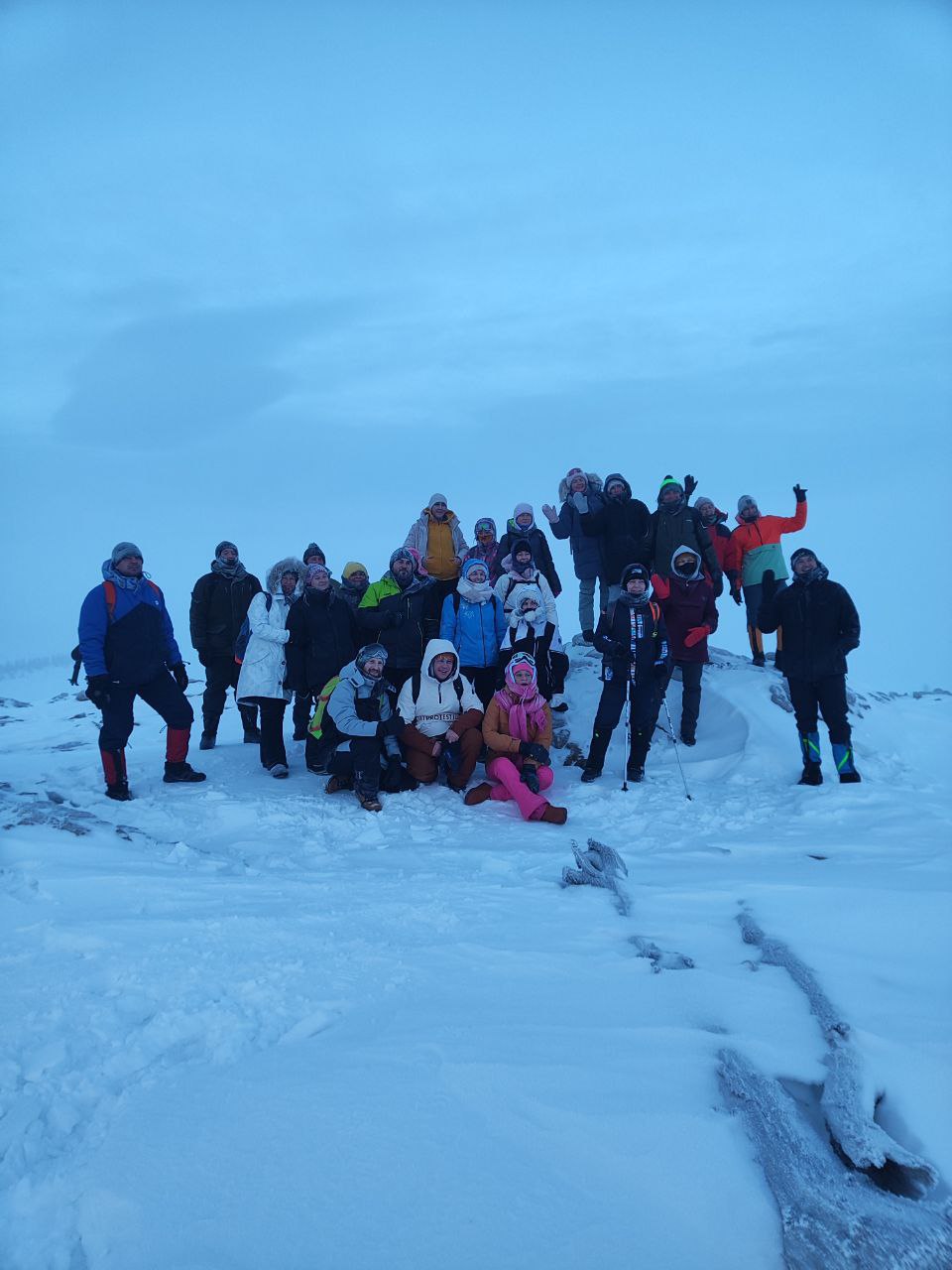 Пока многие отдыхают в праздничные выходные дома, 28 человек совершили восхождение на гору Желтую