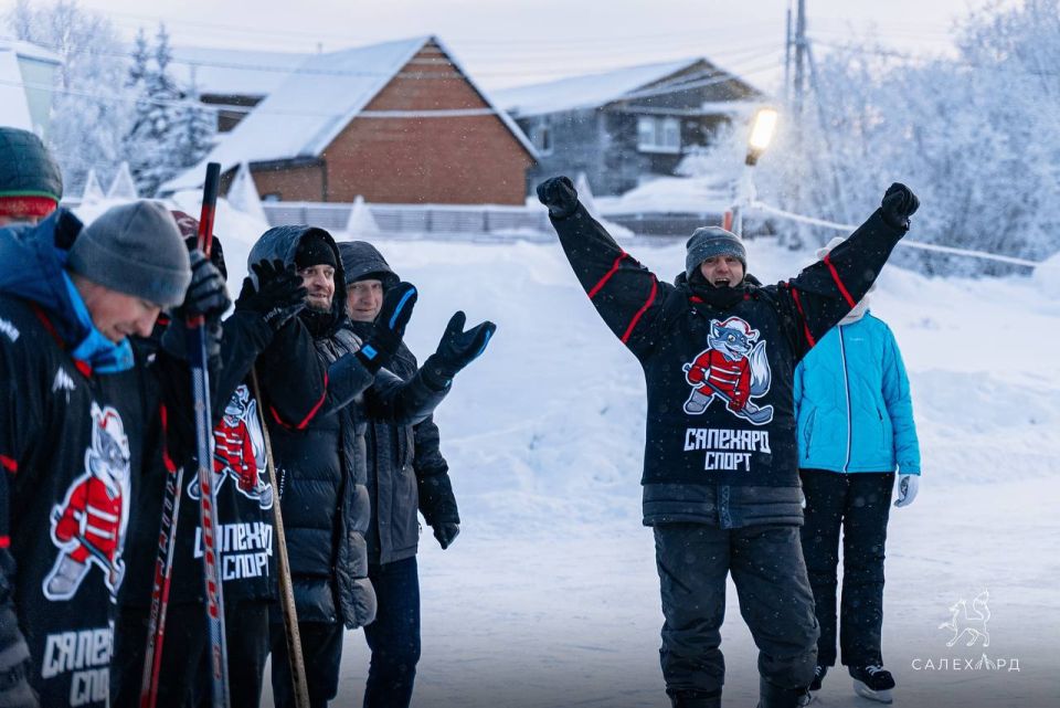 Снеговики топили лёд. В спор за победу в очередном турнире по хоккею в валенках вмешались «Снеговики 4D»
