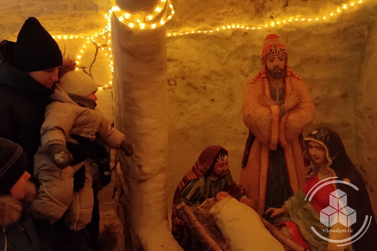 В Пангодах торжественно открыли рождественский вертеп В Пангодах торжественно открыли рождественский вертеп