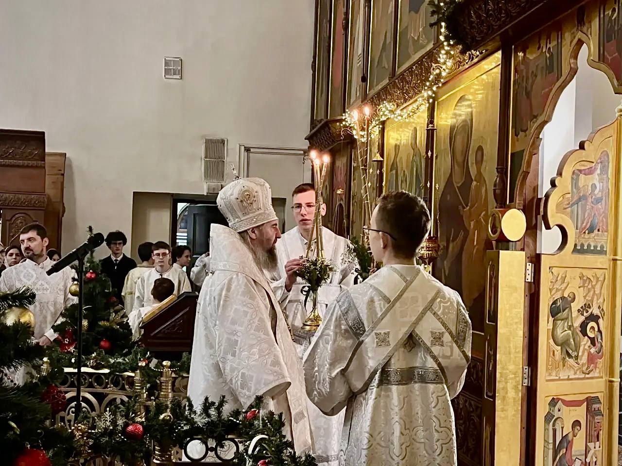 Друзья! Поздравляем вас с праздником Рождества Христова! Друзья! Поздравляем вас с праздником Рождества Христова!