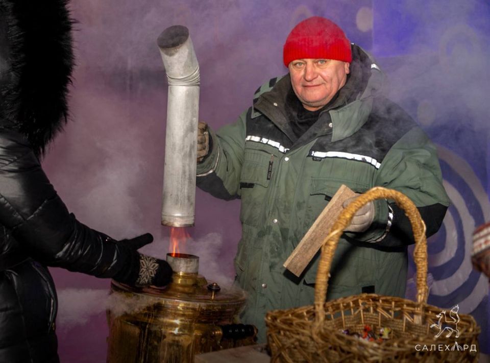 Рождественские гуляния. Салехардцы пришли на городскую площадь семьями, чтобы вместе провести день на рождественских гуляниях и разделить с земляками атмосферу светлого праздника