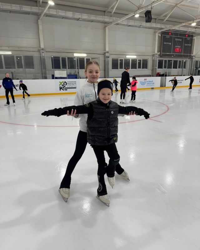 Сегодня, в День фигурного катания, на Ямале прошли мастер-классы по этому виду спорта сразу в нескольких городах округа